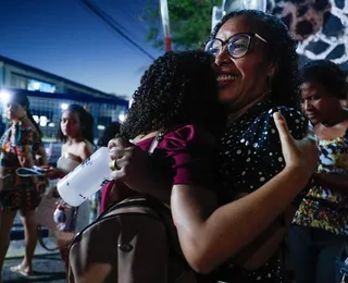 Expectativa e tensão: pais fazem vigília à espera de filhos em prova do Enem