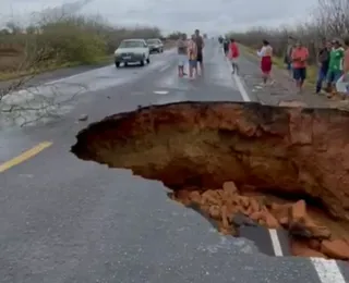 Pista cede e trecho da BR 116 é interditado na Bahia