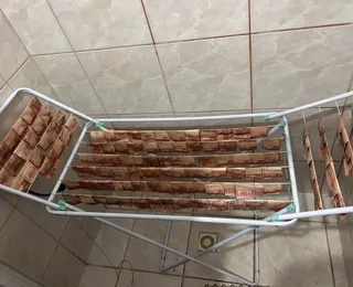 Polícia apreende R$ 400 mil em espécie e parte 'secando' em varal