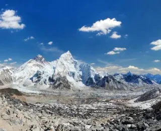 Quase mil pessoas ficam presas no Monte Everest após tempestade
