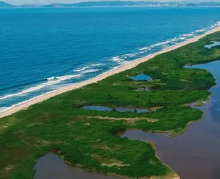 Refúgio escondido tem prainha com água doce e salgada; conheça