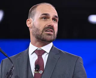 Eduardo Bolsonaro reage e chama governador de “político bosta”