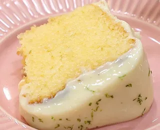 Sem farinha e sem leite: bolo de limão é feito rápido e tem gosto de infância
