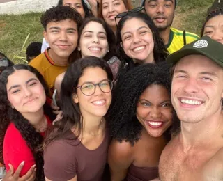 Shawn Mendes curte praia e tira foto com fãs em Salvador