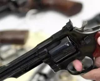 Surto em condomínio: homem dispara arma e BOPE invade apartamento