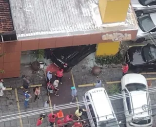 Susto: carro desgovernado bate e  invade fachada de padaria na Graça