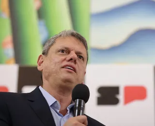 Tarcísio surpreende ao comentar pré-candidatura de Flávio Bolsonaro