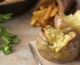 Truque no micro-ondas: batata recheada fica tão boa quanto a de forno