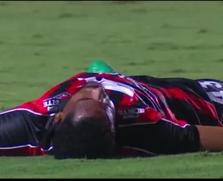 VÍDEO: zagueiro do Vitória leva pancada na cabeça e deixa o campo