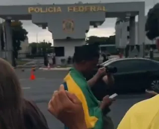 Vídeo: apoiadores fazem oração por Bolsonaro em frente à PF