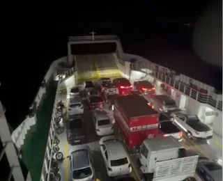 Vídeo: mar invade área de veículos do ferry e assusta passageiros