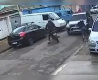 Vídeo: dupla tenta assaltar, mas motorista reage e atropela criminosos