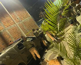 Vídeo: suspeito invade casa e faz família refém em Salvador
