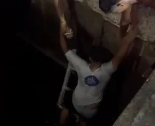 Vídeo: três estudantes caem em canal após estrutura ceder na Cidade Baixa