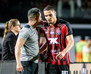 Vitória pode ter jogador improvisado na zaga e escalação inédita; veja