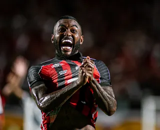 Vitória vence o Bahia, quebra tabu de 11 anos e respira na Série A