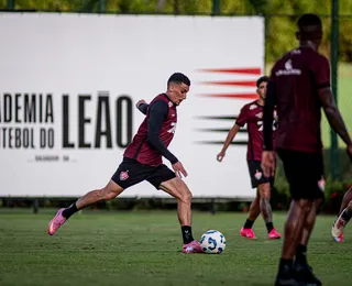 Volante treina e vira opção para jogo do Inter; lateral segue no DM