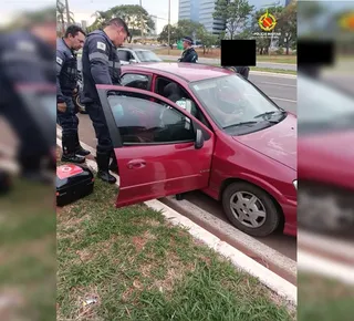 Mulher entra em trabalho de parto e dá à luz em avenida movimentada - Imagem