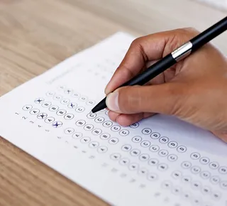 Prefeitura abre concurso com 100 vagas e salários de até R$ 13 mil - Imagem