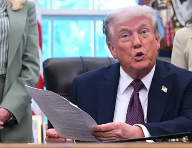 EUA suspendem processos de imigração para cidadãos de 19 países - Imagem