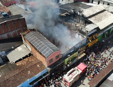 Fogo destrói lojas e mobiliza moradores e bombeiros em cidade baiana - Imagem