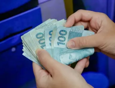 Idosos são isentos de três contas essenciais no Brasil; saiba quais - Imagem