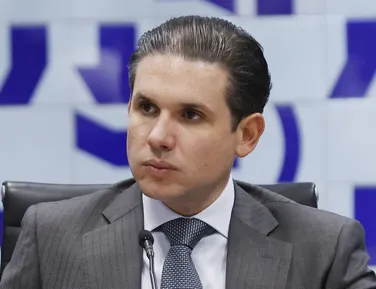 Motta exclui PT e PL e articula bloco do Centrão com 275 deputados - Imagem