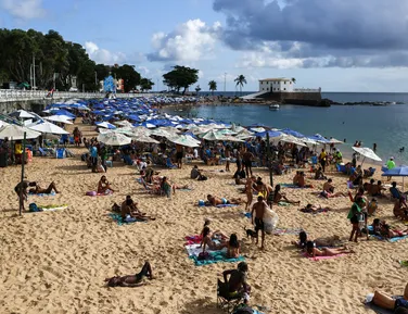 O som que salva: Por que todo mundo bate palmas na praia lotada? - Imagem