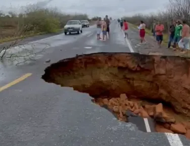 Pista cede e trecho da BR 116 é interditado na Bahia - Imagem