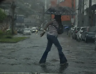 Inmet emite alerta para mais de 150 cidades da Bahia por fortes chuvas - Imagem