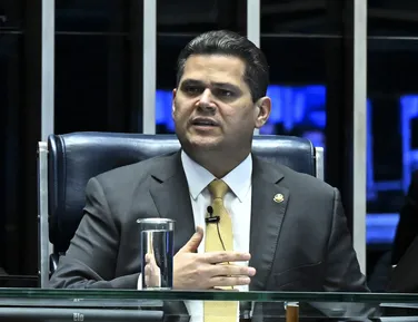 Alcolumbre pauta projetos-bomba após indicação de Messias ao STF - Imagem