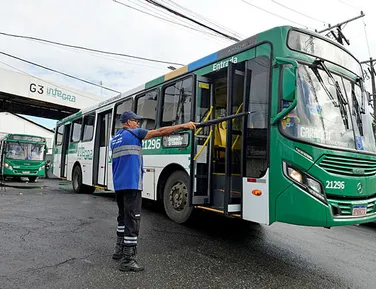 Linhas de ônibus são desviadas na Avenida Paulo VI após surgimento de cratera - Imagem