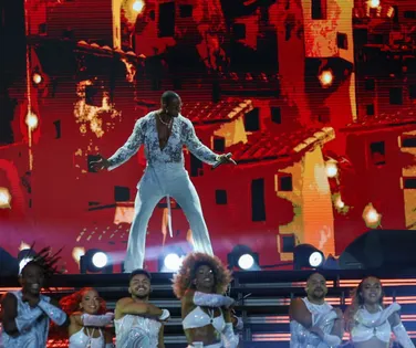 Após adiamento e horas de espera, Léo Santana grava DVD com grande público - Imagem