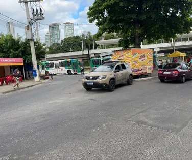 Ônibus deixam de circular no Nordeste de Amaralina após PM ser baleado - Imagem