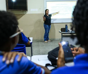 Professores de Camaçari turbinam salário com novas gratificações - Imagem