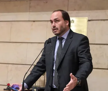 Carlos Bolsonaro racha PL em SC ao anunciar candidatura ao Senado - Imagem