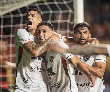 Colossal! Vitória vence o Sport na Ilha do Retiro e sai do Z-4 - Imagem