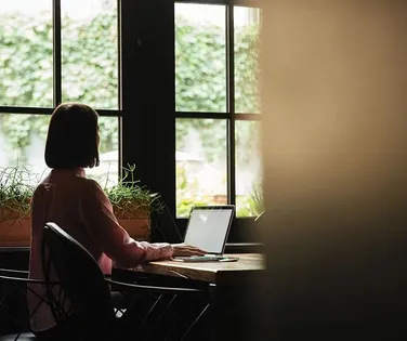 5 profissões home-office que pagam em dólar e estão em alta no Brasil - Imagem