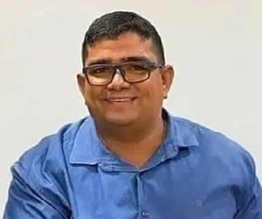 Prefeito de Seabra é denunciado por promoção pessoal com cores em campanha - Imagem