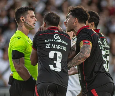 Estudo indica torcida do Vitória como mais insatisfeita com arbitragem - Imagem
