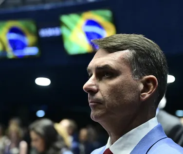 De olho no voto feminino, Flávio busca mulher para ser vice na chapa - Imagem