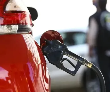 Guerra faz gasolina passar de R$ 7 na Bahia; veja quanto custa rodar 100km - Imagem