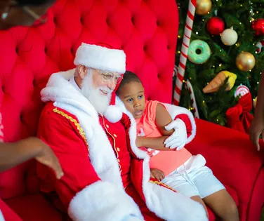 Papai Noel inclusivo encanta crianças autistas em Salvador - Imagem