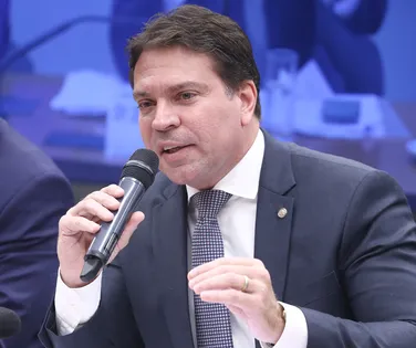 Moraes decreta prisão imediata de Ramagem após saída clandestina - Imagem