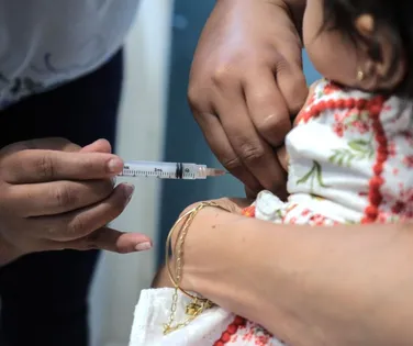 Acordo com a China pode ampliar produção de vacinas no Brasil; entenda - Imagem