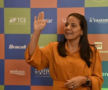 Secretária alfineta família Magalhães e elogia mudança: “Escola tem força” - Imagem