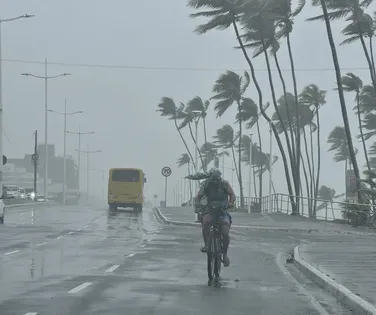 Alerta máximo: frente fria pode provocar até 200 mm de chuva - Imagem
