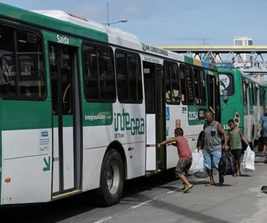 Mulher denuncia importunação sexual em ônibus de Salvador - Imagem