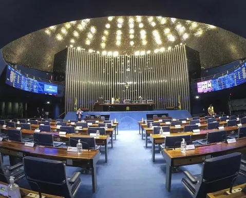 Fim da escala 6x1 deve ter votação adiada no Senado