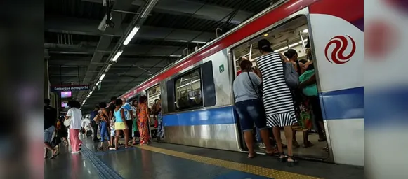 Estações ficam lotadas após problema em trem do metrô de Salvador - Imagem
